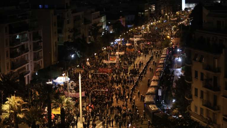 Πολυτεχνείο: Ειρηνικά εξελίχθηκε η πορεία φέτος - Δεκάδες χιλιάδες οι διαδηλωτές [Εικόνες - Βίντεο]