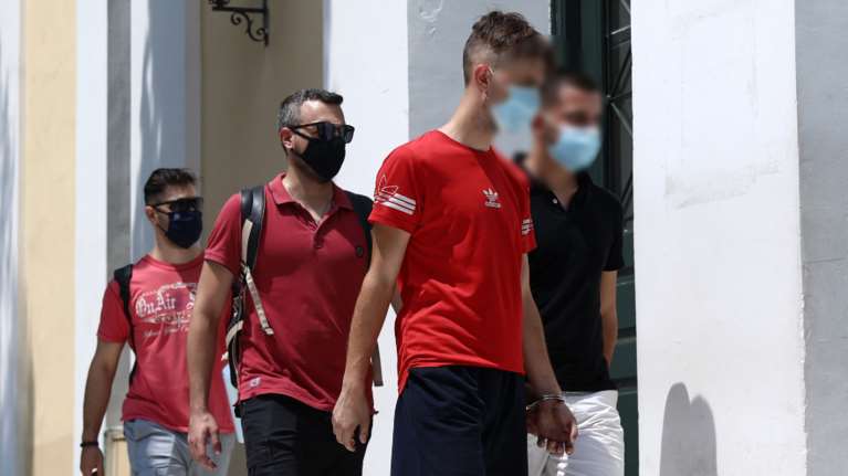 Ομαδικός βιασμός 19χρονης: Προθεσμία να απολογηθούν την Πέμπτη πήραν οι δύο νεαροί - Τι αναφέρει το θύμα στη μήνυση