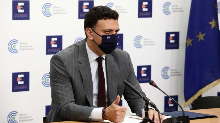 Έκκληση Κικίλια στους ανεμβολίαστους: Εμβολιαστείτε για τις οικογένειές σας - Τι είπε για τη μάσκα σε εξωτερικούς χώρους [βίντεο]