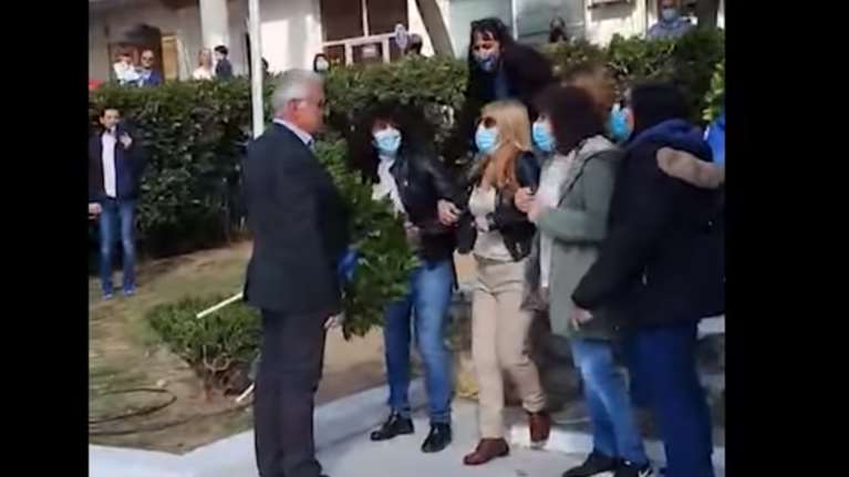 Πέραμα: Μπλόκο γυναικών σε Χρυσαυγίτη δημοτικό σύμβουλο που προσπάθησε να καταθέσει στεφάνι [βίντεο]