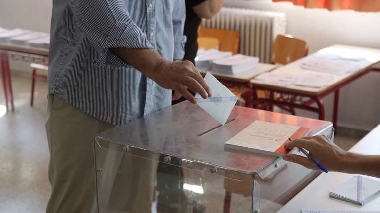 Δημοσκόπηση Pulse: Πρώτη η ΝΔ με 19% διαφορά, &quot;κολλημένος&quot; και με Κασσελάκη ο ΣΥΡΙΖΑ - Δυσαρέσκεια για την κυβέρνηση