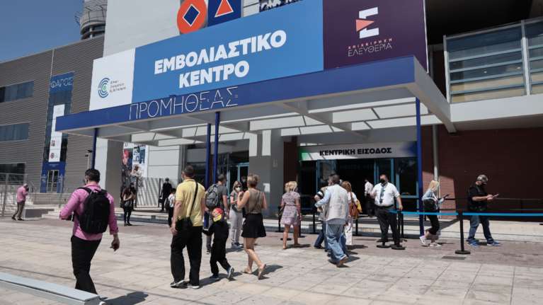 Εμβολιασμοί: Υποχρεωτικοί και για ιδιώτες γιατρούς και φαρμακοποιούς - Ποιοι άλλοι κλάδοι παίρνουν σειρά