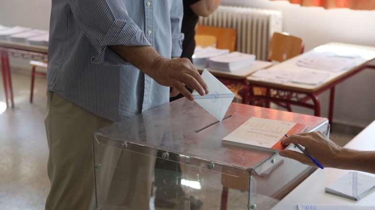 Δημοσκόπηση Marc: Πρώτη η ΝΔ με διαφορά μεγαλύτερη από το ποσοστό του ΣΥΡΙΖΑ - Η &quot;μάχη&quot; των μικρών κομμάτων και οι αναποφάσιστοι