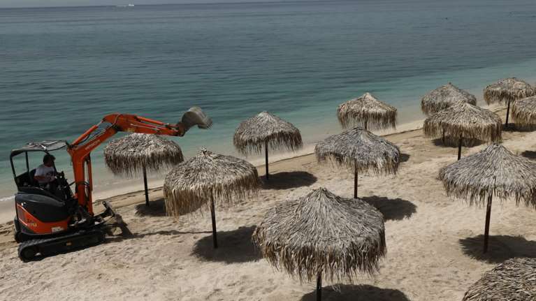 Πυρετώδεις προετοιμασίες για το άνοιγμα των παραλιών ενόψει καύσωνα - Θα &quot;χτυπήσει&quot; 40άρια [εικόνες]