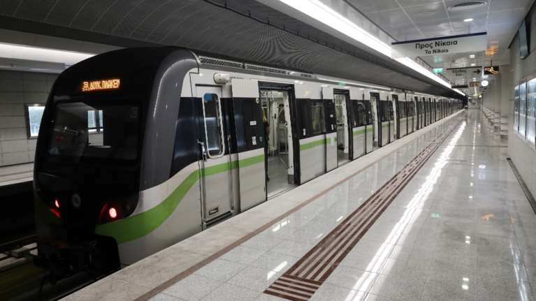 Πανικός στο μετρό Κορυδαλλού: Άνδρας έπεσε στις ράγες - Μεταφέρεται λιπόθυμος στο νοσοκομείο