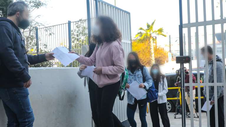 Ανοίγουν τα σχολεία με αυστηρά μέτρα - Self test στον δρόμο για 200.000 εκπαιδευτικούς και μαθητές