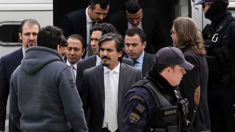 Νέα πρόκληση: Η τουρκική πρεσβεία στην Αθήνα ζητάει και πάλι να εκδοθούν οι 8 πραξικοπηματίες αξιωματικοί