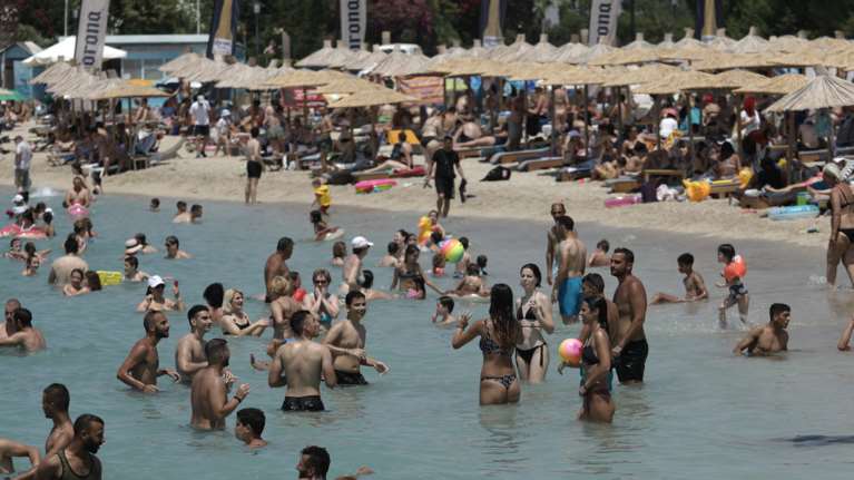 Ξεκινούν εμβολιασμοί σε πλατείες για τους νέους- &quot;Μαζεύει&quot; τους εμβολιασμούς στις πλάζ το υπουργείο Υγείας