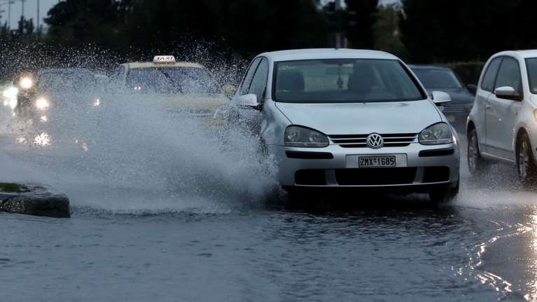 Καιρός: Κακοκαιρία μέχρι και το Σάββατο με ισχυρές βροχές και ανέμους έως και 8 μποφόρ