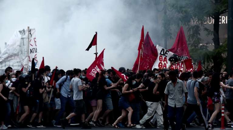 Επεισόδια στο κέντρο: Παραδόθηκε ο αστυνομικός που κατηγορείται ότι εμπόδισε τη σύλληψη διαδηλωτή