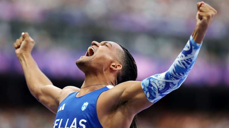 Ο χαμογελαστός Μανόλο που δεν τα παρατάει ποτέ: Οι γονείς, η δίδυμη αδερφή του και η μάχη με ρατσισμό και κατάθλιψη