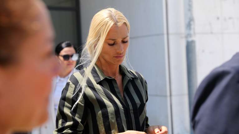 Δολοφονία Μακρή: Ξέσπασε σε κλάματα η Βικτώρια Καρύδα στη δίκη - Οι μάρτυρες "κλειδιά" [Βίντεο]