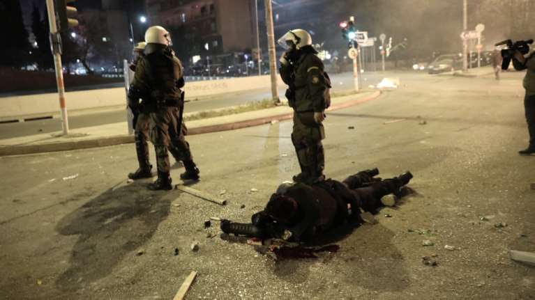 Νέα Σμύρνη: Στο πλευρό του τραυματία αστυνομικού ο πατέρας του - &quot;Είναι πρησμένος με οιδήματα στο κεφάλι&quot; [βίντεο]