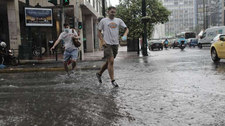 Κακοκαιρία &quot;Αθηνά&quot;:  Άνοιξαν οι ουρανοί στην Αττική - Καταιγίδες και χαλάζι την Τρίτη [βίντεο]