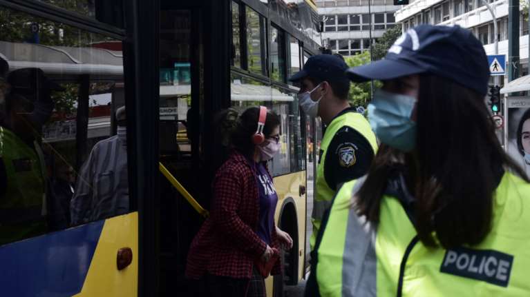 Κορονοϊός: Τρεις συλλήψεις και 417 πρόστιμα για μετακίνηση την πρώτη μέρα των νέων μέτρων