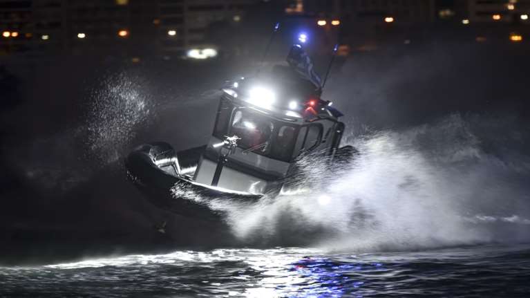 Κέα: Φωτιά σε εμπορευματοκιβώτιο πλοίου μεταφοράς κοντέινερ - Επιστρέφει στον Πειραιά