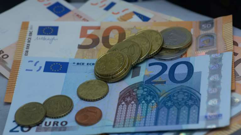 Αντίστροφη μέτρηση για την αύξηση του κατώτατου μισθού: Στα 663 ευρώ από 1η Ιανουαρίου