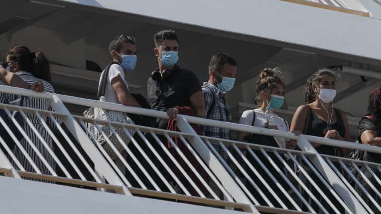 Τέλος οι μάσκες από σήμερα: Πού θα παραμείνουν υποχρεωτικές - Πώς θα ταξιδεύουμε το καλοκαίρι