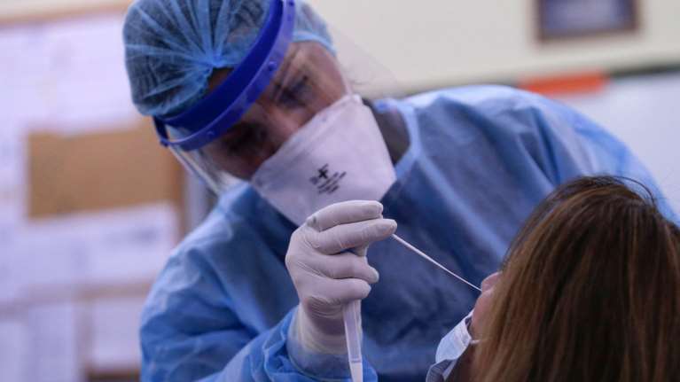 Κορονοϊός: Αύξηση των νέων κρουσμάτων στα 800 - 32 θάνατοι και 362 διασωληνωμένοι