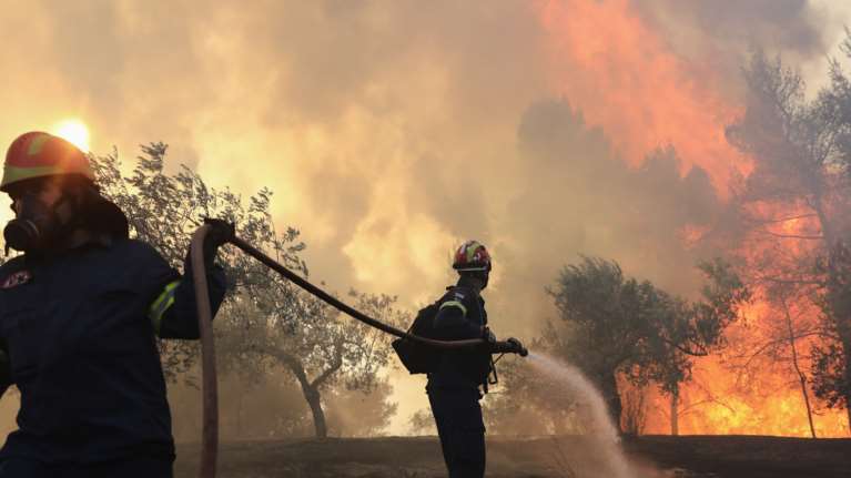 Φωτιά στις Κεχριές: Εκκενώθηκαν δύο οικισμοί και κατασκήνωση - Ατέλειωτη μάχη με τις φλόγες [Εικόνες-Βίντεο]