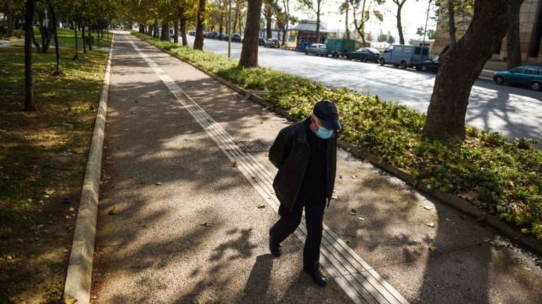 Η έρευνα που διαψεύδει τους ψεκασμένους: Οι μάσκες δεν μειώνουν τα επίπεδα οξυγόνου, ούτε στους ηλικιωμένους