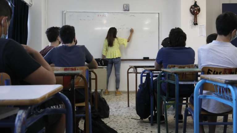 Καταργείται η αργία των Τριών Ιεραρχών για φροντιστήρια και κέντρα ξένων γλωσσών - Παραμένει για τα σχολεία