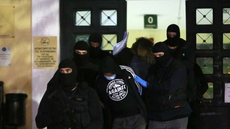 Νέα Σμύρνη: Προφυλακιστέος ο 23χρονος κατηγορούμενος για την επίθεση στον αστυνομικό - Ελεύθερος με περιοριστικούς όρους ο 22χρονος