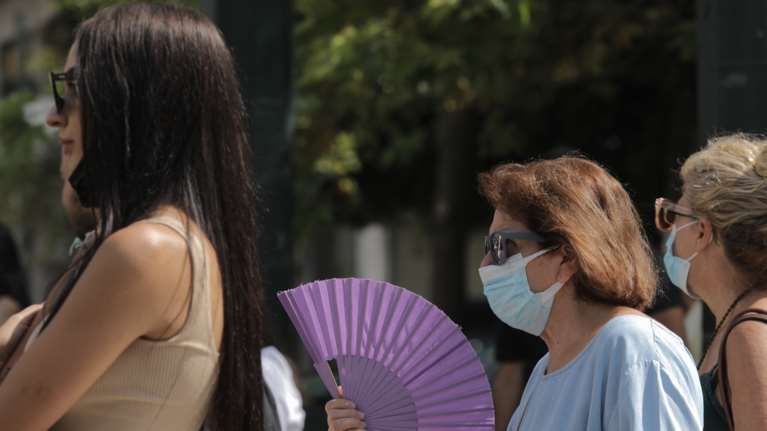 Καύσωνας: &quot;Φωτιά&quot; η Δευτέρα με 45άρια - Τι είναι ο αεροχείμαρρος που κάνει την αφόρητη ζέστη να διαρκεί τόσες μέρες
