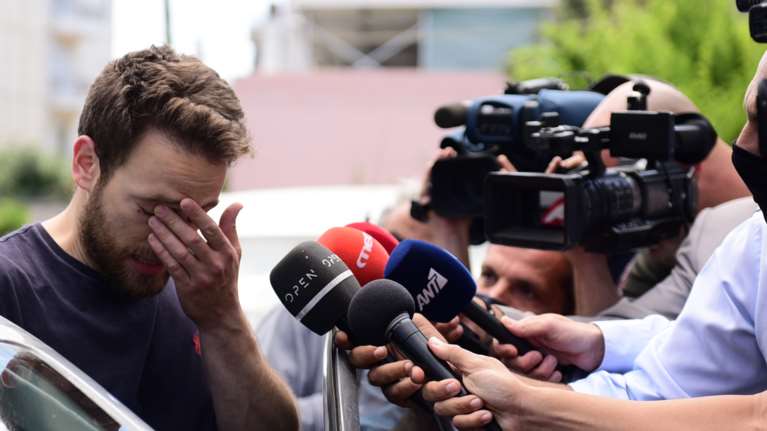 Γλυκά Νερά: Συγκλονίζει η κατάθεση του πιλότου - &quot;Αγκάλιασα τη νεκρή γυναίκα μου και την κόρη μου κλαίγοντας&quot; [Βίντεο]