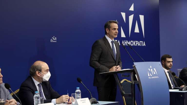 &quot;Απάντηση&quot; Μητσοτάκη σε Τσίπρα: Πράγματι, έκλαιγαν οι συνταξιούχοι έξω από τα ΑΤΜ το 2015 [Βίντεο]