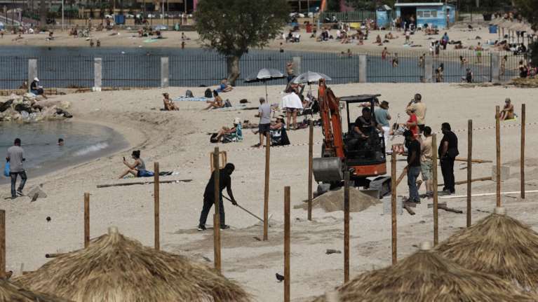 Πυρετώδεις προετοιμασίες για το άνοιγμα των οργανωμένων παραλιών [εικόνες]