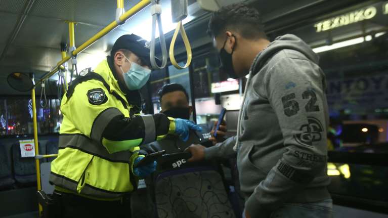 Κορονοϊός: Ανησυχία για την Αττική με 2.215 ενεργά κρούσματα: Οι περιοχές που τείνουν να γίνουν "κόκκινες"