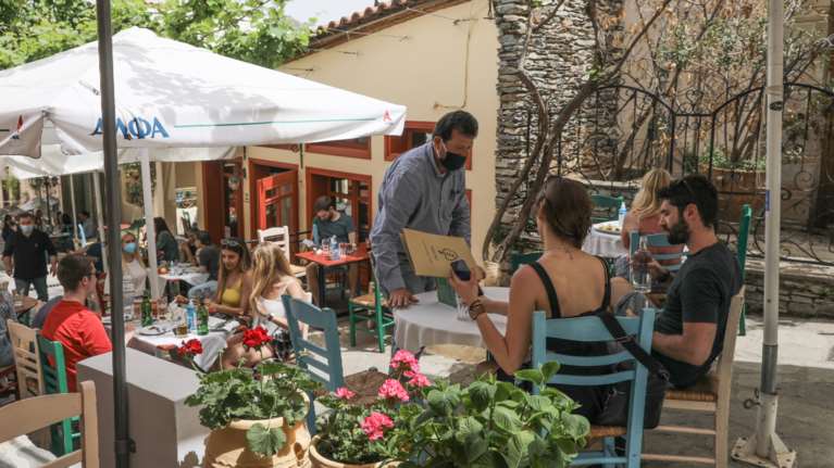 Παπαθανάσης: Η επιτροπή θα επανεξετάσει τη μουσική στην εστίαση και τα 100 άτομα στους γάμους