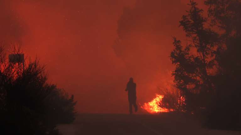Πύρινος εφιάλτης στην Αττική: Καίγονται σπίτια, εκκενώνονται περιοχές - Οι άνεμοι αλλάζουν συνεχώς κατευθύνσεις