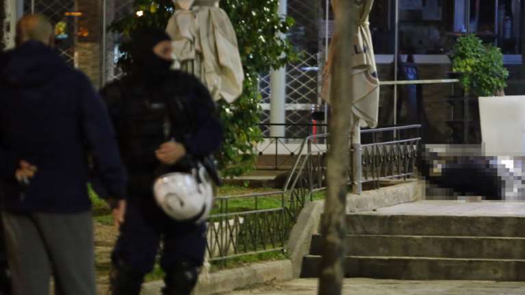 Εγκλημα στον Νέο Κόσμο: Νέο ξεκαθάρισμα λογαριασμών με έναν νεκρό σε μια πλατεία γεμάτη κόσμο