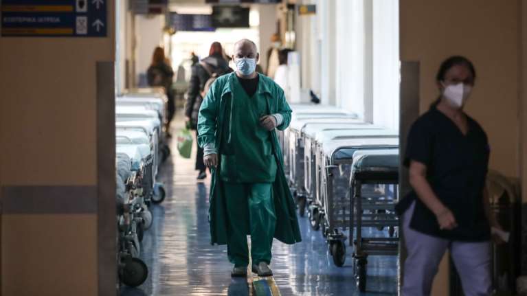 ΠΟΕΔΗΝ: Επέστρεψαν τα ράντζα στα νοσοκομεία - Βάζουν ασθενείς και σε φορεία
