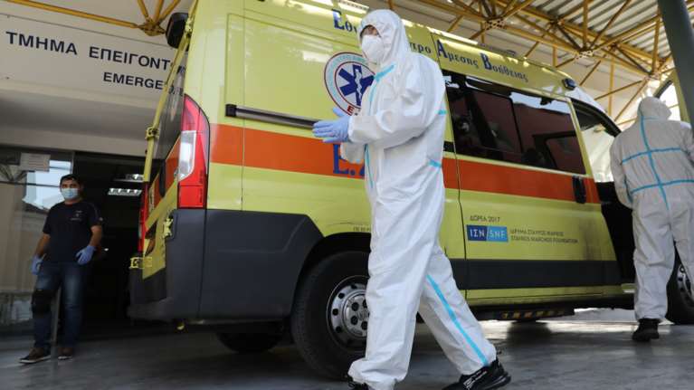 Κορονοϊός: Ακόμη τρεις θάνατοι στην Ελλάδα – Έξι νεκροί μέσα σε λίγες ώρες