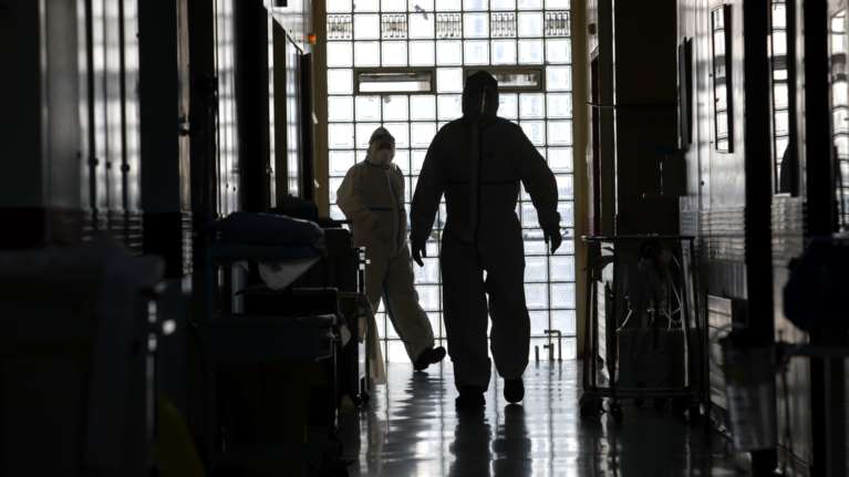 Τρομάζει η μετάλλαξη Όμικρον: Διπλασιάζονται τα κρούσματα κάθε δυόμισι μέρες, λέει ο καθηγητής Παπαζήσης