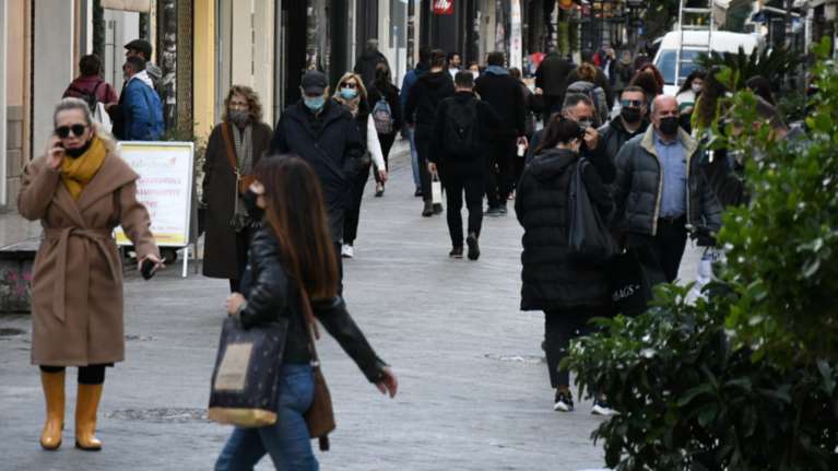 Χριστουγεννιάτικες αγορές: Συγκρατημένοι φέτος οι καταναλωτές, μειώνουν έξοδα, περιμένουν το &quot;καλάθι&quot;