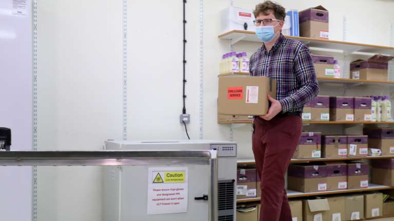 Εμβόλια: Έφοδος στις εγκαταστάσεις της AstraZeneca από την Κομισιόν