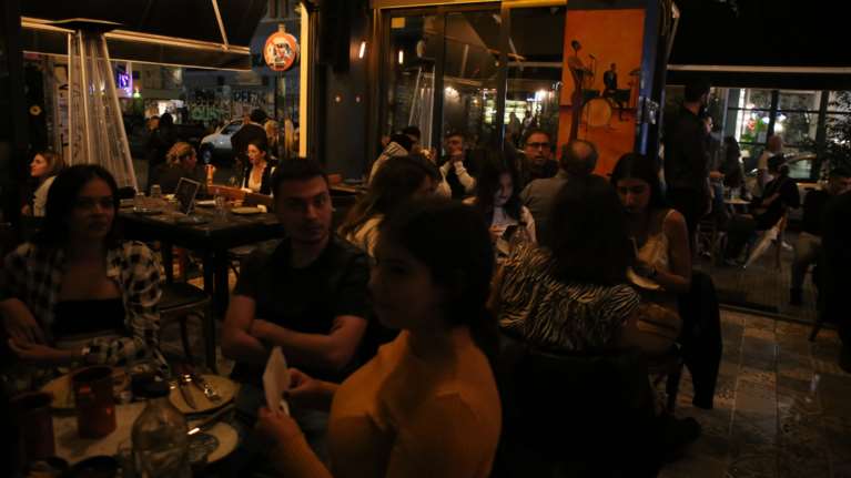 Το twitter ξεσάλωσε με το &quot;τραγούδι του κορονοϊού&quot;: &quot;Ανεμβολίαστος, ανεμβολίαστος θα μείνω εγώ για σένα...&quot;