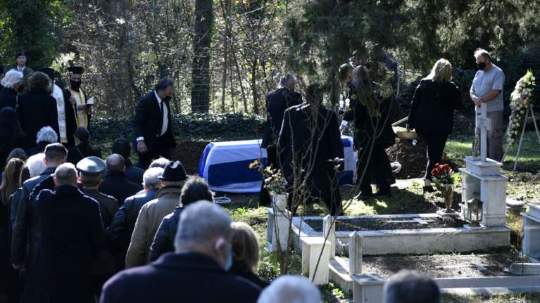 Ιωάννινα: Στο νησί της λίμνης αναπαύεται ο Κάρολος Παπούλιας - Το συγκινητικό αντίο παιδικού του φίλου [εικόνες]