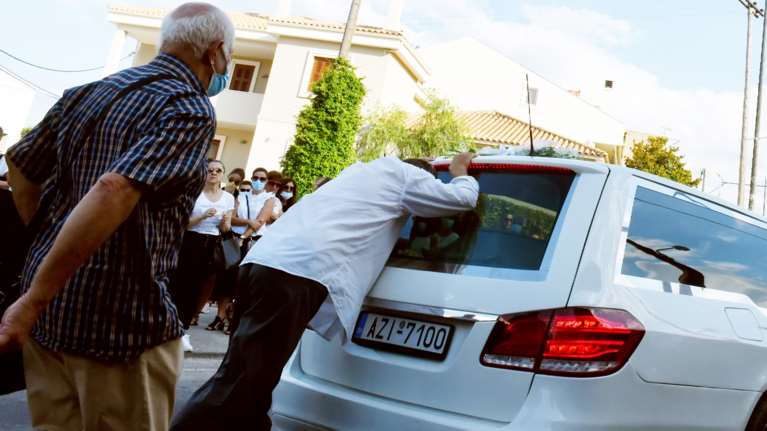 Έγκλημα στη Φολέγανδρο: Ράκος ο πατέρας της Γαρυφαλλιάς - &quot;Σκότωσε το κορίτσι μου, να σαπίσει στη φυλακή&quot;