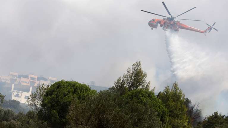 Φώτια στο Δίστομο: Μάχη των εναέριων μέσων με ανέμους 8 μποφόρ - Εμπρησμό &quot;βλέπουν&quot; οι κάτοικοι [εικόνες-βίντεο]