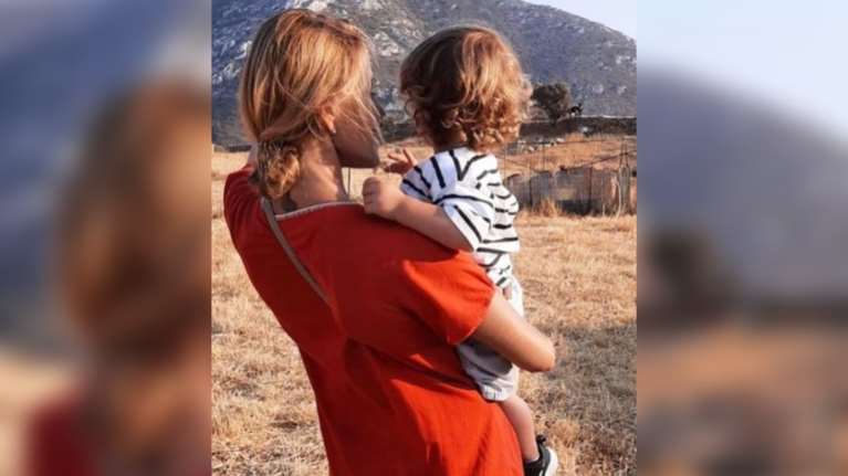 Τζένη Μπαλατσινού: Αγκαλιά με τον γιο της Κικίλια - τζούνιορ στην Πάτμο [εικόνες]