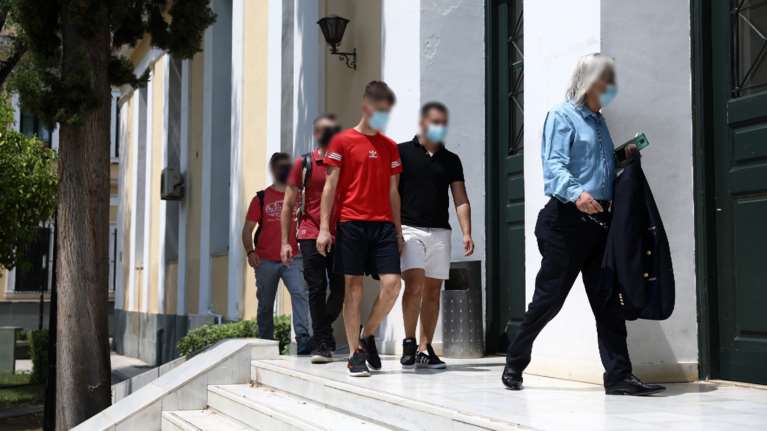 Ομαδικός βιασμός 19χρονης στα Πατήσια: Ανακάλεσε μέρος της καταγγελίας της - Ελεύθεροι υπό όρους οι δύο κατηγορούμενοι