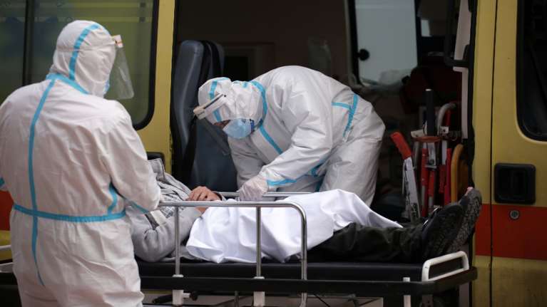 Κορονοϊός: Το μεγάλο δίλημμα των επιστημόνων για την καραντίνα - 5 μέρες ή 2 εβδομάδες;