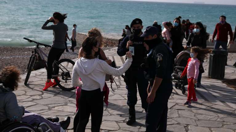 Μαζικές αποδράσεις σε βουνό και θάλασσα έφερε η καλοκαιρία του Σαββατοκύριακου - Μπαράζ ελέγχων της αστυνομίας