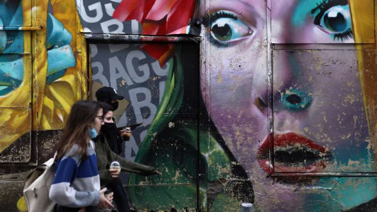 Συγκλονιστική μαρτυρία: &quot;Νιώθω οργή για τους ανεμβολίαστους- Είμαι εμβολιασμένη και καθηλωμένη στο κρεβάτι&quot; [βίντεο]