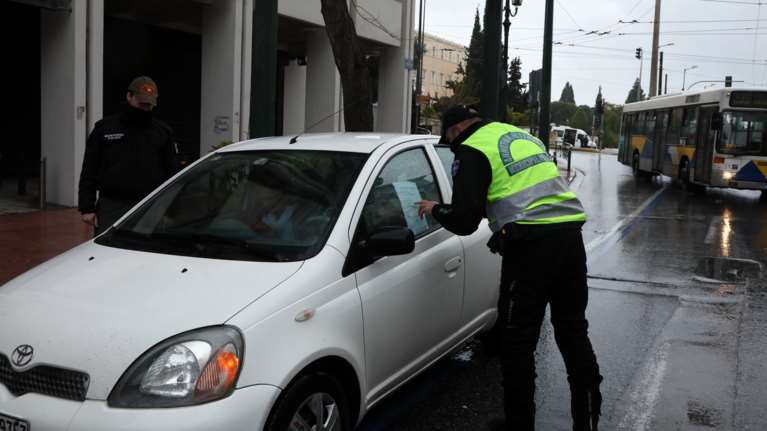 &quot;Βροχή&quot; τα πρόστιμα: 1.113 παραβάσεις της απαγόρευσης κυκλοφορίας σε μία ημέρα